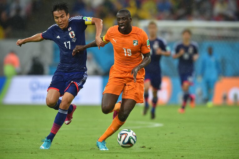 ブラジルW杯、長谷部誠とヤヤ・トゥーレのマッチアップ　©JMPA