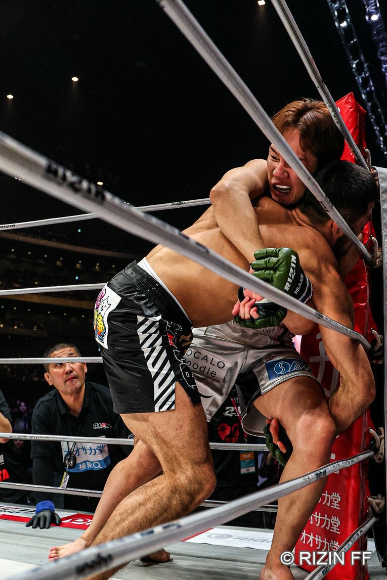 朝倉未来vsシェイドゥラエフ【スワイプするとそのほかの写真もご覧になれます】　©RIZIN FF