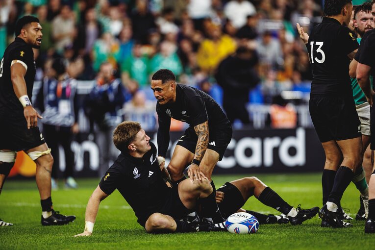 後半31分、NZ代表ジョーディー・バレット“決死の”トライセーブの場面【2枚目／全2枚】　©Kiichi Matsumoto