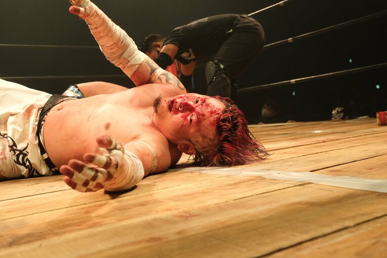 カリスマ葛西純「世の中は無駄な血を一滴も流すな」 頬を串刺し、人間ダーツ…それでもデスマッチが“ただの残虐ショー”ではない理由(65)