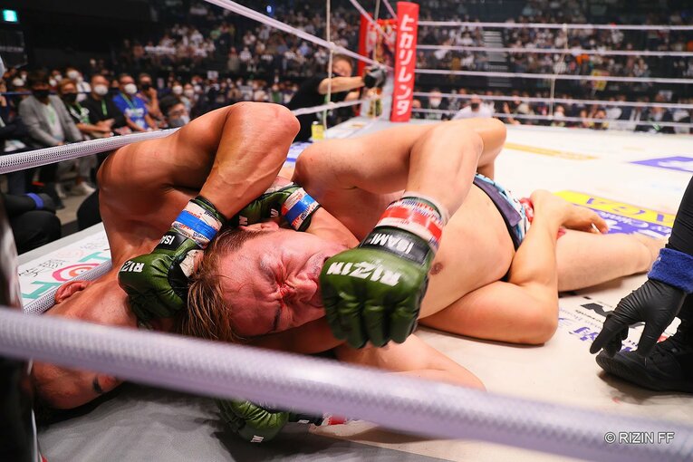 ヤン・ジヨンのリアネイキッドチョークが極まった瞬間。昇侍はタップをしなかった　©RIZIN FF