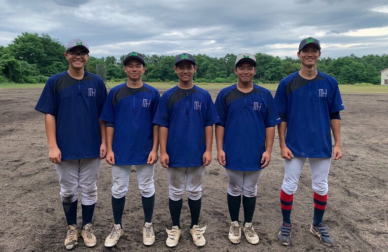 この春から活動を再開した森高校野球部。左から上出君、菅井君、渡部君、三上君、吉田監督（筆者撮影）