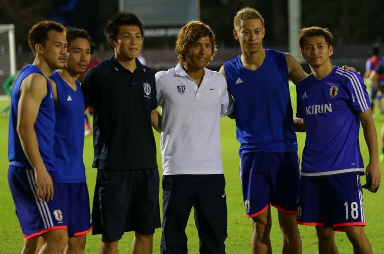 2015年初頭、オークランド・シティ（ニュージーランド）でプレーしていた松本光平は、練習試合で日本代表と対戦。本田圭佑らと記念撮影を行った ／ photograph by AFLO