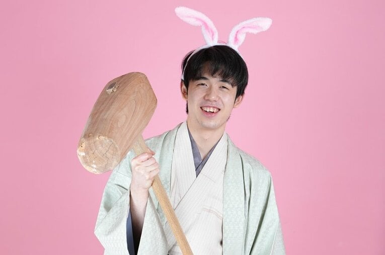 2023年1月の王将戦第1局に勝利し、ウサギ姿で餅つきをする藤井聡太王将。意外な一枚が多い王将戦の「勝者の記念撮影」について撮影者に話を聞いた ／ photograph by SPORTS NIPPON