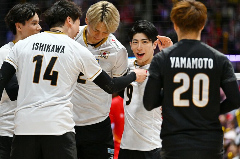 アジア選手権で代表デビューを果たしたセッター河東祐大（28歳）。第2セットの途中でコートに入ると、いきなりパイプ攻撃を選択する強気のトスが光った ／ photograph by JVA/AFLO SPORT