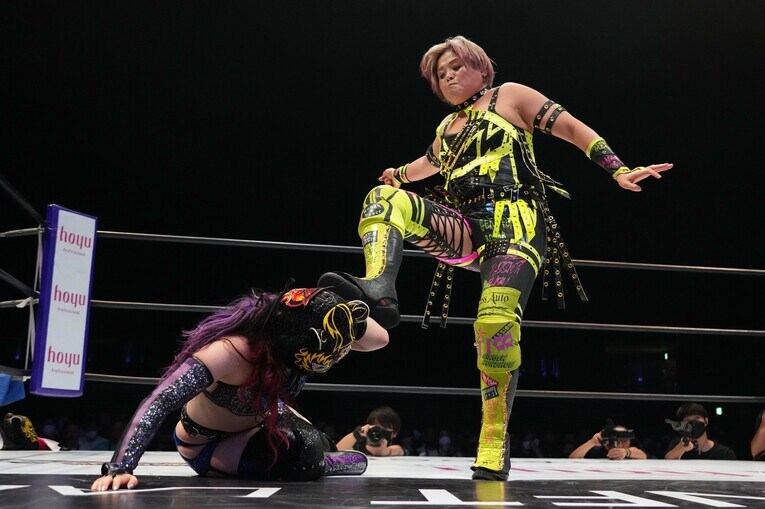 高橋の蹴りを浴びるキッド