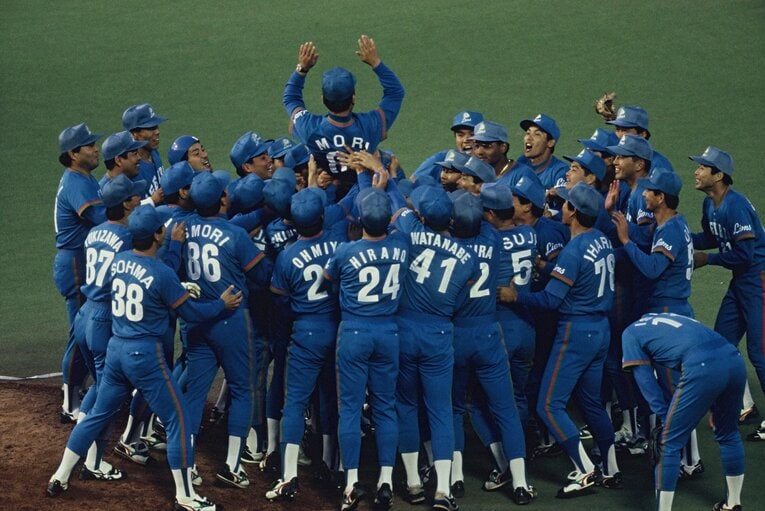 胴上げされる森祇晶　©BUNGEISHUNJU