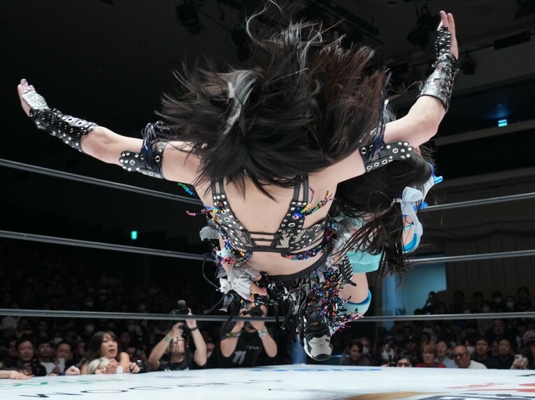 2発目のときめきスピアータックルを上谷沙弥に浴びせる玖麗さやか　©Essei Hara