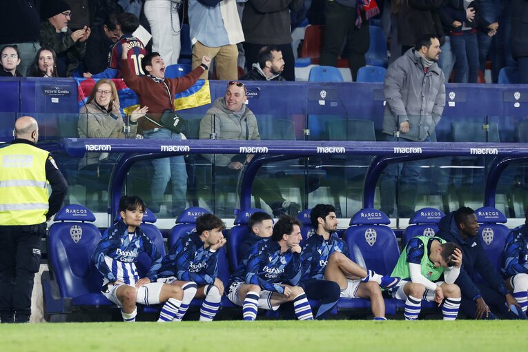 「ふがいないシーズンなので」久保建英が初のヘディング弾後“ファンに謝罪”した背景…不振ソシエダの中で「感覚的には良くなっている」(9)