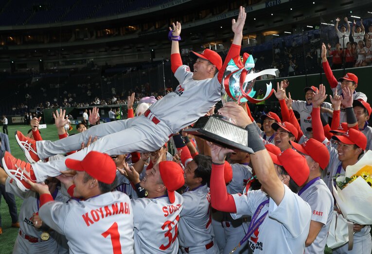 昨年の都市対抗では三菱重工Ｅａｓｔが初優勝。佐伯功監督が胴上げされた　©JIJI PRESS