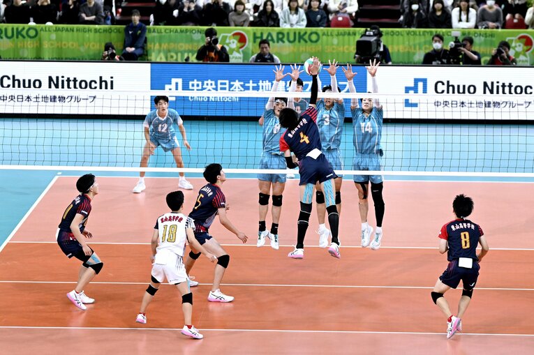 清風の3枚ブロックの上から、優勝を決める一打を放った　©︎Hiroyuki Nakamura