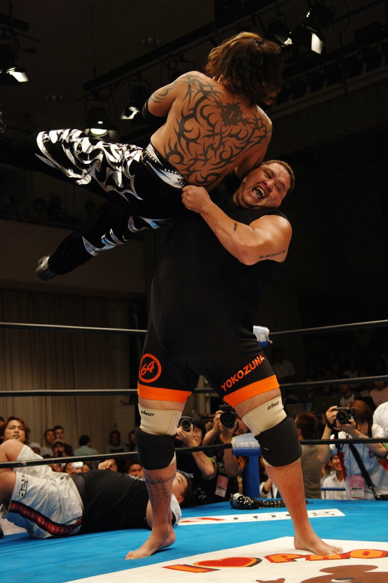 TARUにチョークスラムを見舞う曙　©Essei Hara