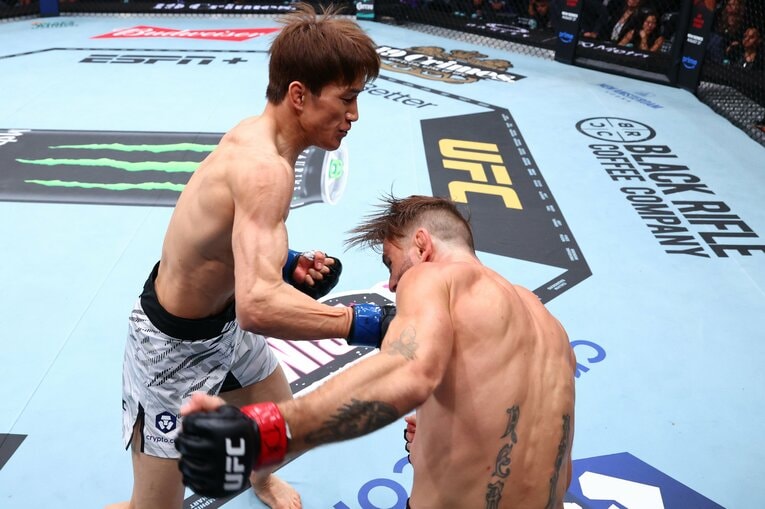 序盤はスタンドの攻防で優位に立っていた朝倉海　©Getty Images