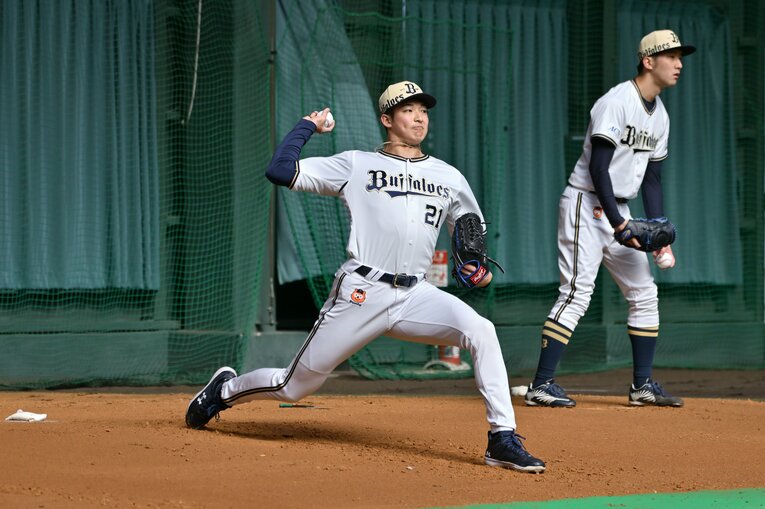 春季キャンプで試行錯誤する山崎　©Hideki Sugiyama