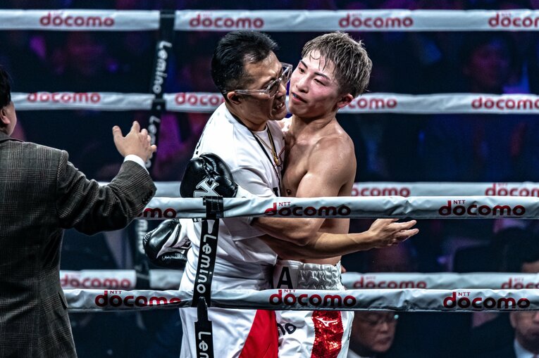 父・真吾トレーナーと抱き合う井上尚弥　©Takuya Sugiyama