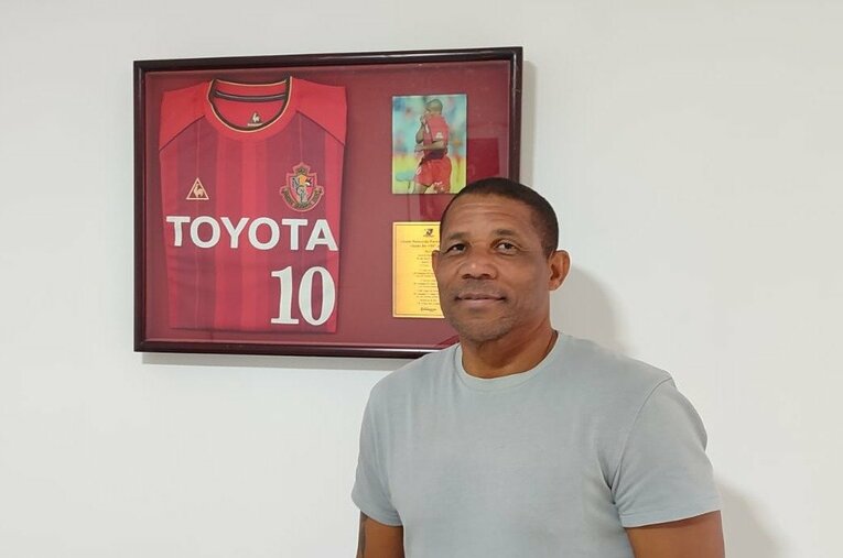 名古屋時代のユニフォームとともに　©Hiroaki Sawada