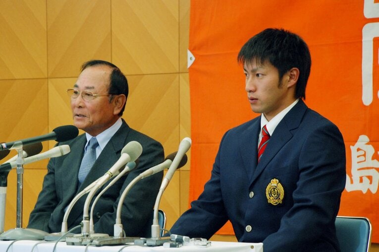 2010年ドラフト会議でソフトバンクから2位指名された柳田悠岐。左は広島経大の龍憲一監督