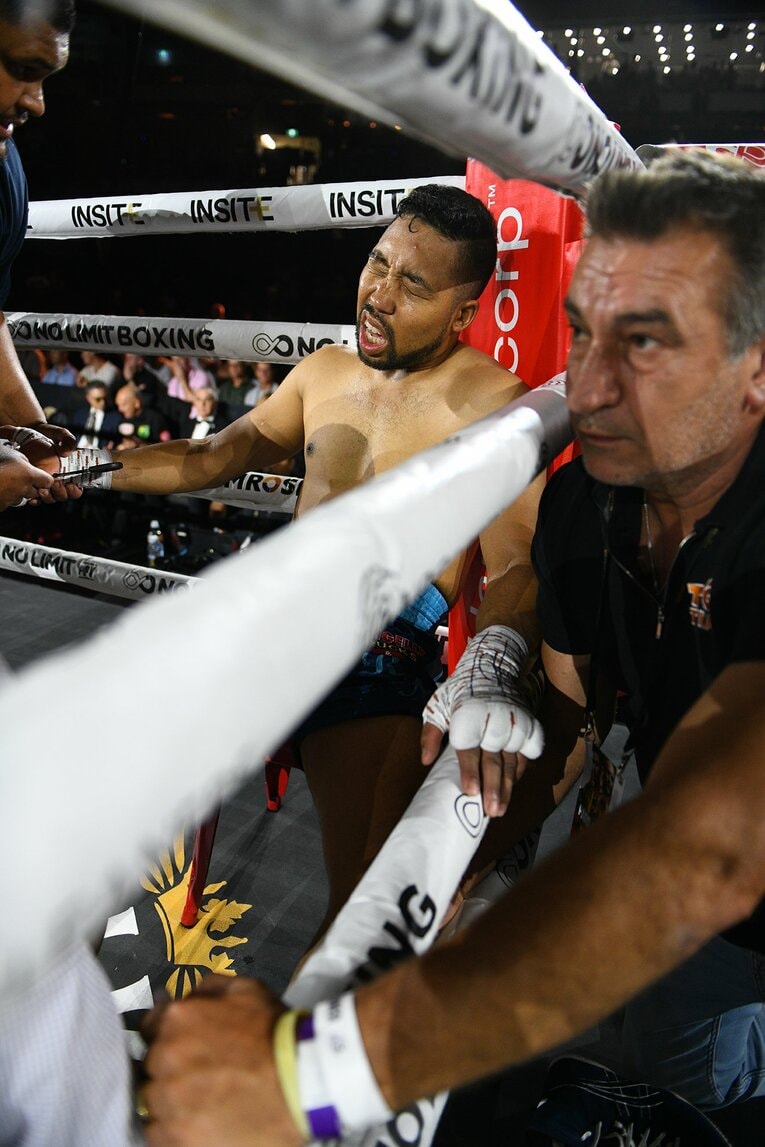 TKO負けを宣告され、コーナーで表情をゆがめる内藤律樹　©Kokou Sekine