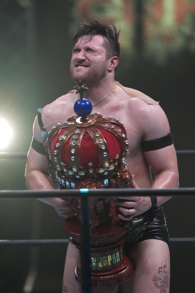 『NEW JAPAN CUP』優勝トロフィーをしっかりとつかむカラム・ニューマン　©Essei Hara