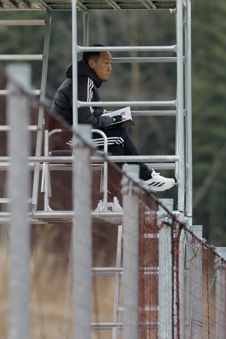 練習試合の様子を見守る黒田監督　©︎Shigeki Yamamoto