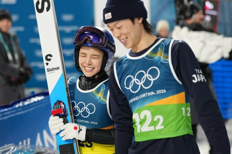 それぞれが力を出し切り、混合団体で銅メダルを獲得した日本チーム ／ photograph by Tsutomu Kishimoto / JMPA