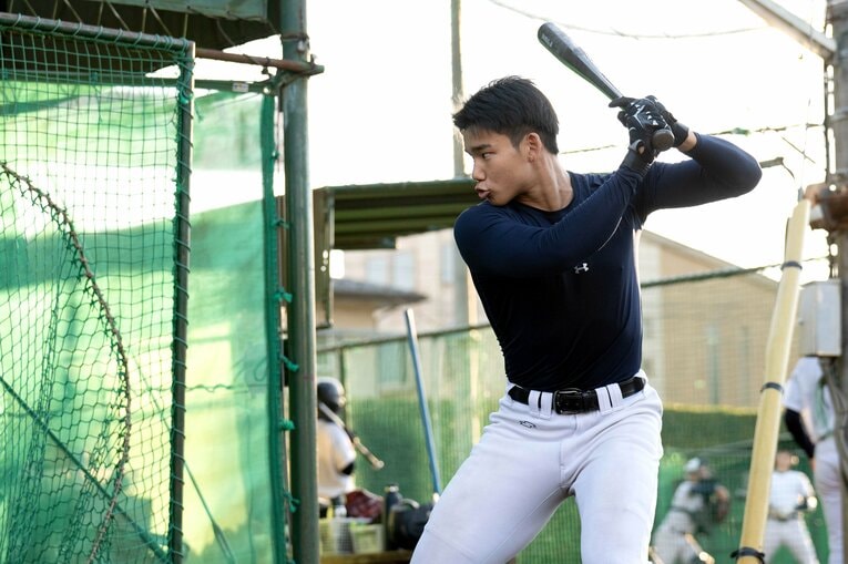 力強いスイングを見せる森井　©Takashi Shimizu