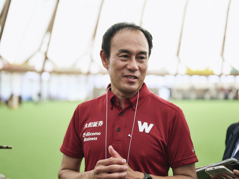 16年ぶりに出雲駅伝で優勝を果たした早大の花田監督　©Yuki Suenaga