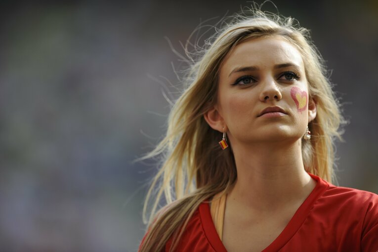 EUROにいた美しい女性サポーターの応援姿（50枚超）　©Sports Graphic Number