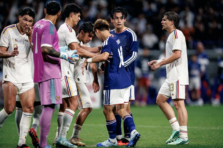 モメている…日本vsベネズエラ、PK判定後の一部始終（写真は右に続きます）　©Kiichi Matsumoto