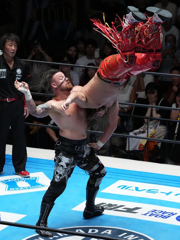 辻陽太を攻め込むデビッド・フィンレー　©Essei Hara