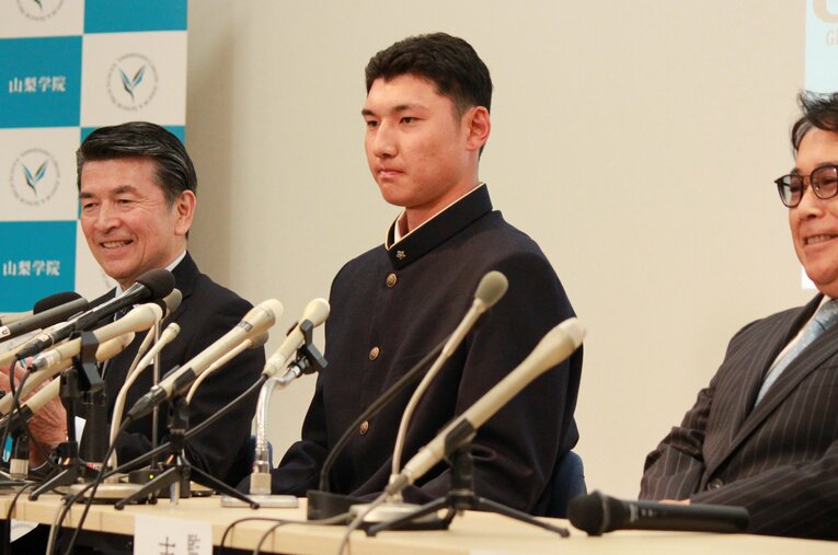 指名を受けた直後、表情を変えないように努める菰田（中央）　©Yusuke Kondo
