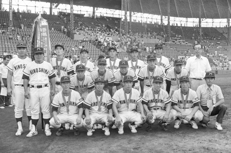 1979年、春夏連覇を達成した箕島。尾藤公監督は左から2人目　©JIJI PRESS