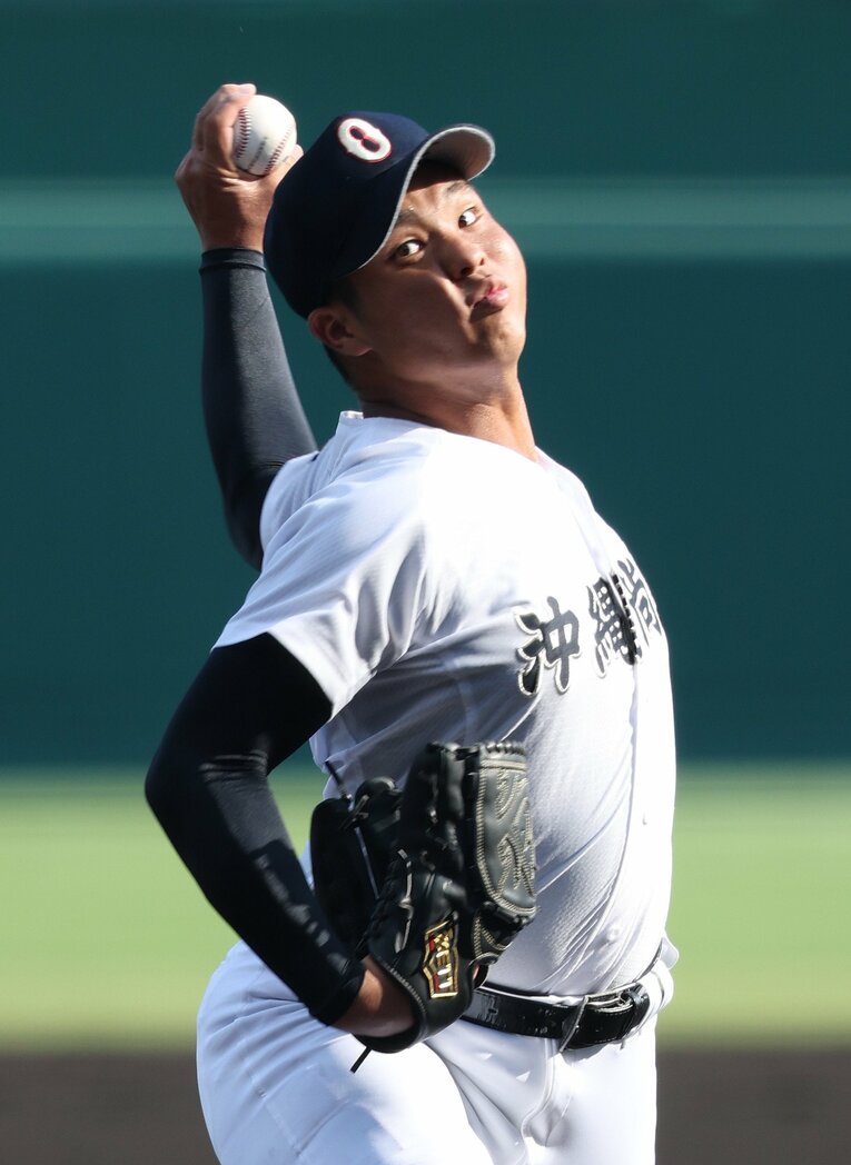 甲子園で圧巻のピッチングを見せている末吉良丞　©JIJI PRESS