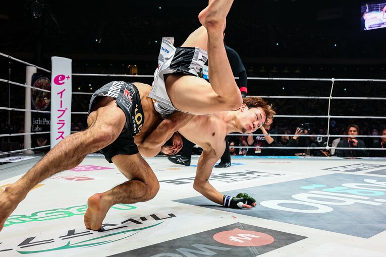 ラジャブアリ・シェイドゥラエフvs.朝倉未来。2025年12月31日、さいたまスーパーアリーナ　©RIZIN FF Susumu Nagao