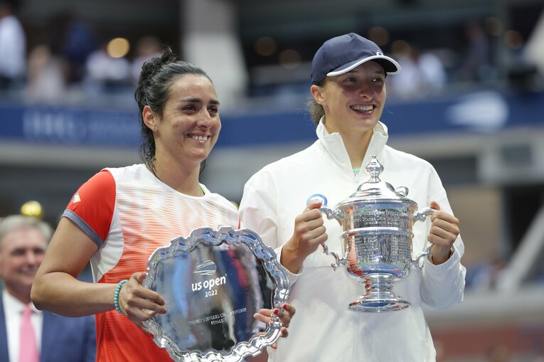 決勝はシフィオンテク（右）がジャバーに勝利。ジャバーは「今は彼女のことがあんまり好きじゃない。ロレックスか何かくれたら許してあげる（笑）」と冗談交じりの恨み節　©Hiromasa Mano 