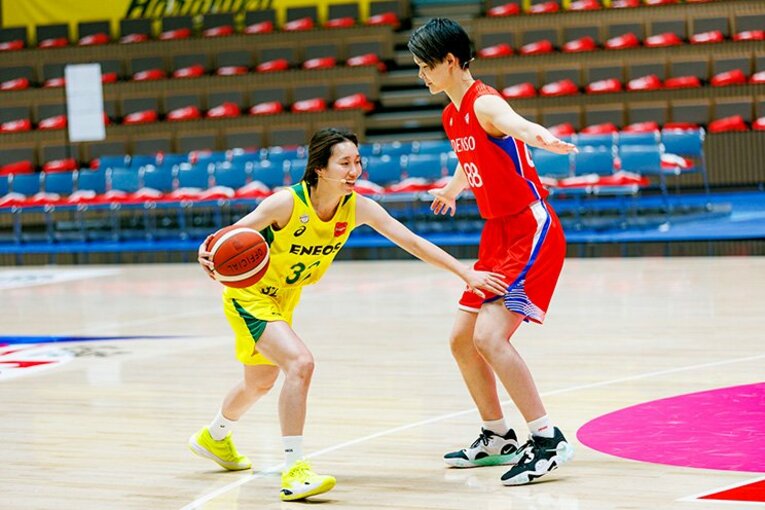 ドリブル編でボールを奪われずに相手を抜く秘訣を実演