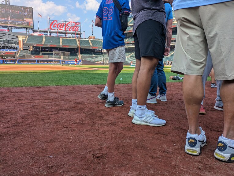 ざっと数えて100人中10人がニューバランスのスニーカーを履いていた ©Shoko Mizutsugi