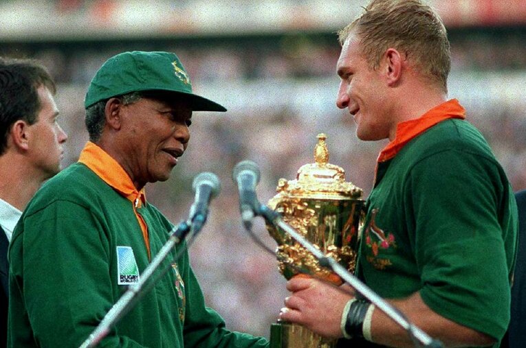 1995年のラグビーW杯決勝。ニュージーランドに勝利した後、スタジアムで初優勝を祝うネルソン・マンデラ大統領 ／ photograph by AFLO