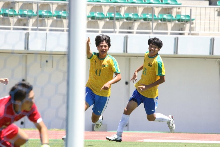 インターハイ準決勝・帝京vs昌平。ゴールを喜ぶ帝京11番MF山下凜と20番DF並木雄飛　©︎Takahito Ando