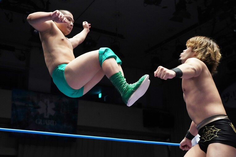 井上凌にドロップキックを放つ長尾一大心　©Essei Hara