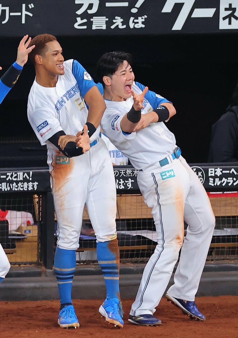 清宮幸太郎（25歳）と万波中正（24歳）。写真は昨年のCSで。「日本ハムは雰囲気がいい」（武田氏）©Sankei Shimbun