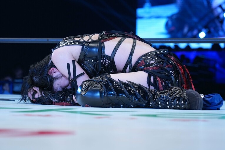 頭を抱える上谷沙弥　©Essei Hara