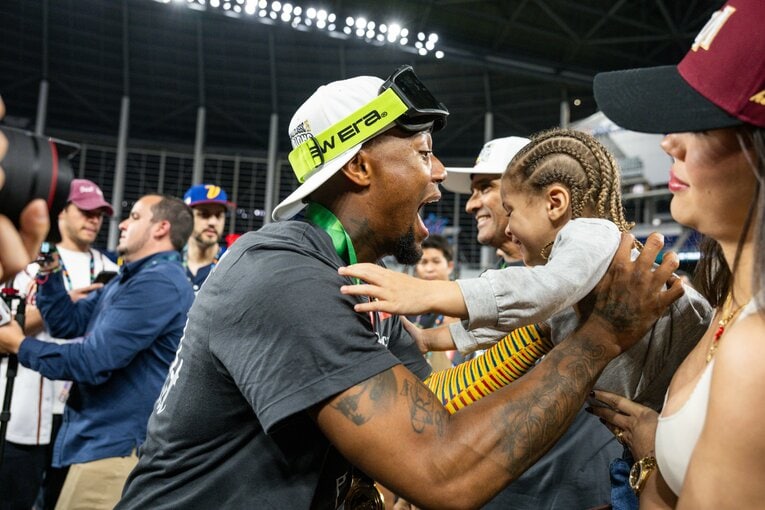 大歓喜のハグ！　©Nanae Suzuki