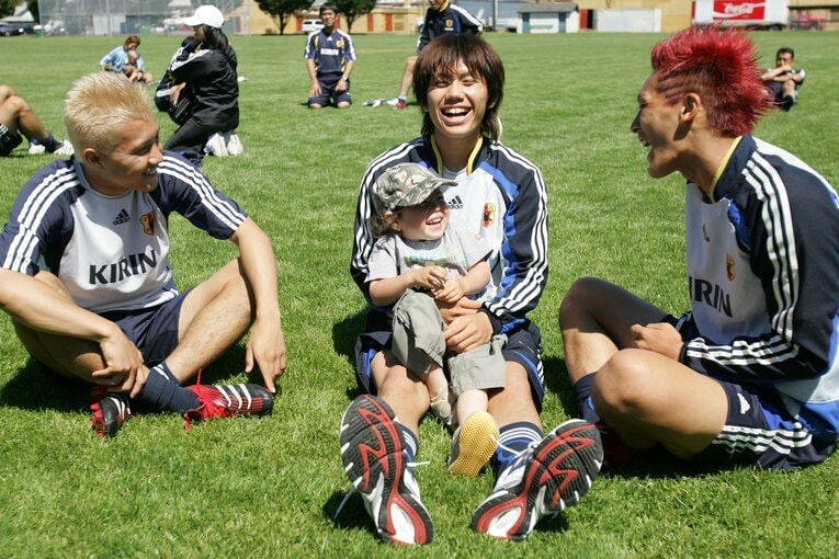 練習場に訪れた現地の子どもと一緒に遊ぶ（左から）安田、柏木、槙野　©︎YUTAKA/AFLO SPORT