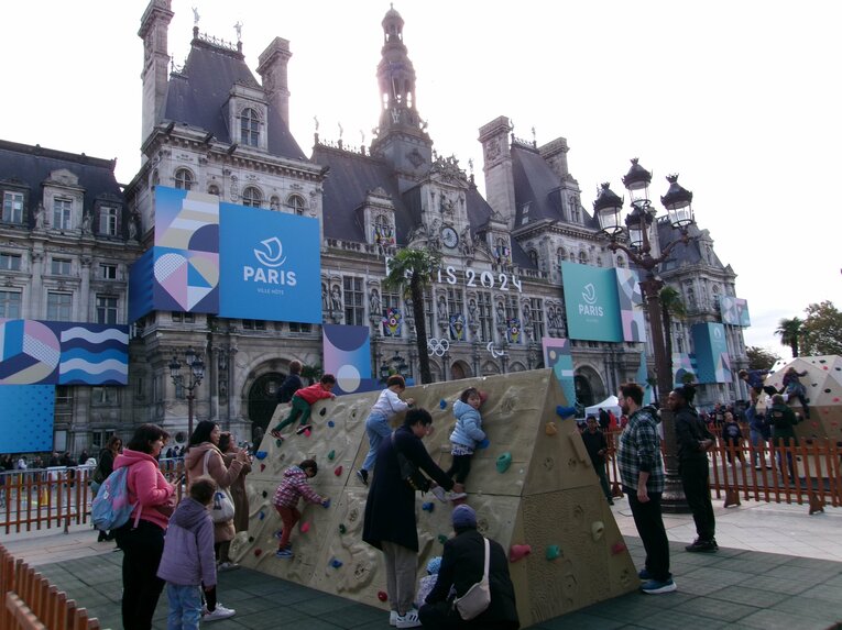 10月、パリ市役所前の五輪グッズ在庫一掃セール　Yuji Hirooka