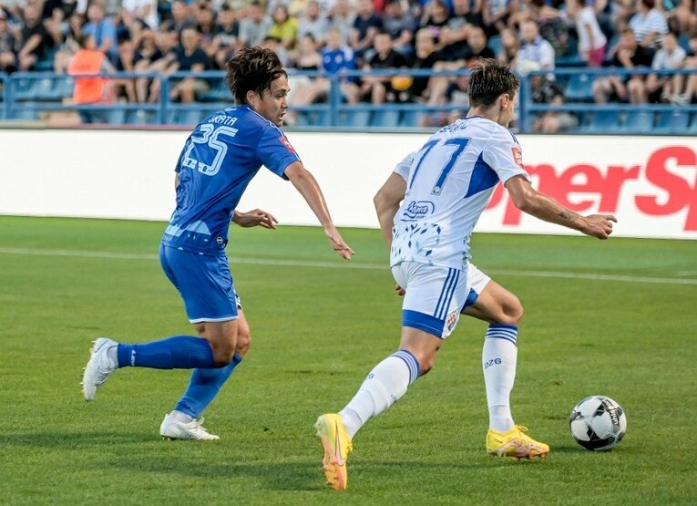 クロアチア最強のクラブ、ディナモを相手にプレーする浦田樹　©Siniša Sović / NK Varaždin