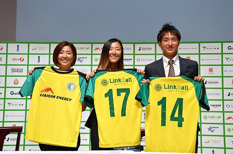 はやぶさイレブンの入団会見にて。3兄妹で写真に収まる©AFLO