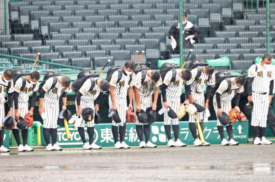 《雨と甲子園》「野手もロジン」「2日で計8失点でも…」前回(12年前)の“雨天ノーゲーム”を逆転勝ちした高知バッテリーの記憶<Number Web> photograph by Sankei Shinbun