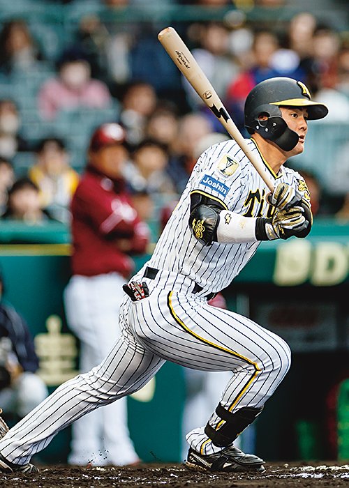 前川右京　Ukyo Maegawa　2003年5月18日、三重県生まれ。二塁打を量産する中距離ヒッタータイプだが、今春は打球に角度がつき一発の怖さも秘める。昨年7月には1試合3三振でベンチで涙を流した。祖父は漁師で海産物で食トレをする。176cm、83kg