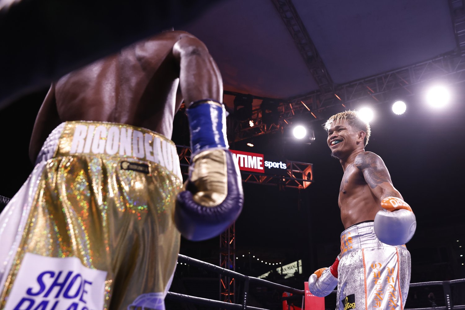 リゴンドー（左）を挑発するカシメロ（右）　©Getty Images